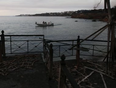Σοκαριστική μαρτυρία από τον αστυνομικό που είδε το νεκρό κορίτσι στα βράχια στο Κόκκινο Λιμανάκι